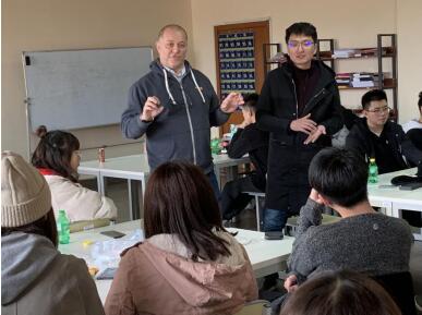 卢克·图唐尼先生在逐一回答同学们的提问