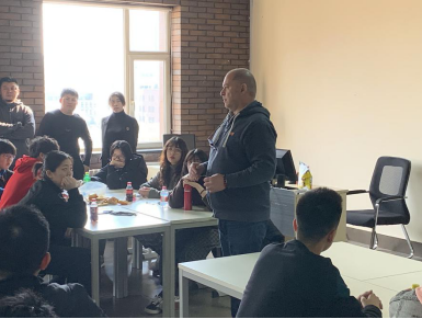 著名动画电影制片人卢克·图唐尼先生主持第一期英语沙龙活动